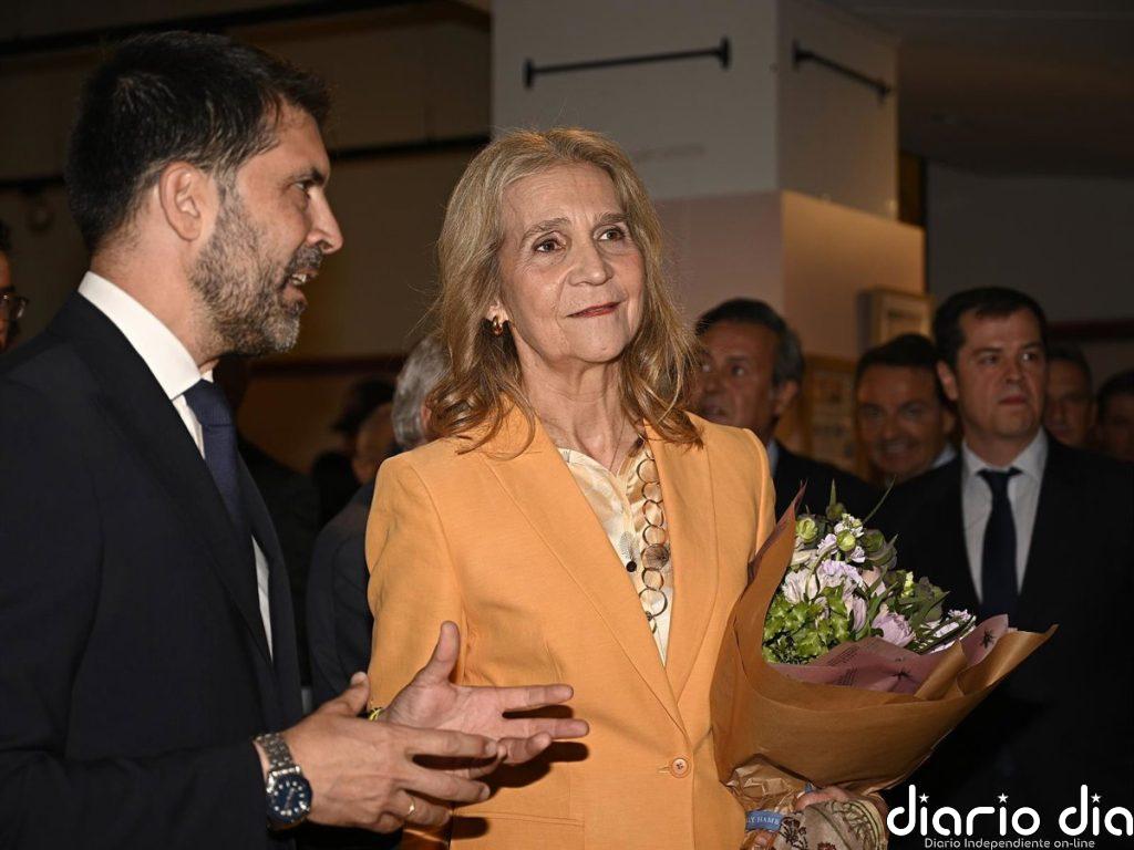 La infanta Elena preside en Las Ventas el homenaje a Luis de Lezama, el cura de los maletillas
