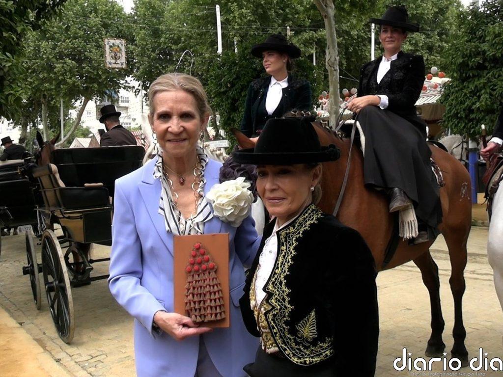 La infanta Elena recibe un reconocimiento en la Feria de Sevilla