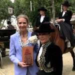 La infanta Elena recibe un reconocimiento en la Feria de Sevilla