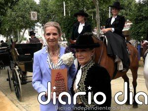 La infanta Elena recibe un reconocimiento en la Feria de Sevilla