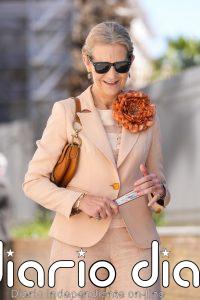 La infanta Elena reina en Sevilla, coincidiendo con la llegada de don Juan Carlos