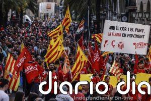 La manifestación del 25 d'Abril reivindica la lengua valenciana y los servicios públicos: "Queremos un país con futuro"