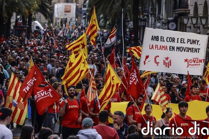 La manifestación del 25 d'Abril reivindica la lengua valenciana y los servicios públicos: "Queremos un país con futuro"