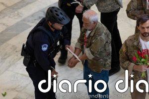 La Policía de EEUU detiene a decenas de veteranos del Ejército en una protesta contra la guerra de Irán