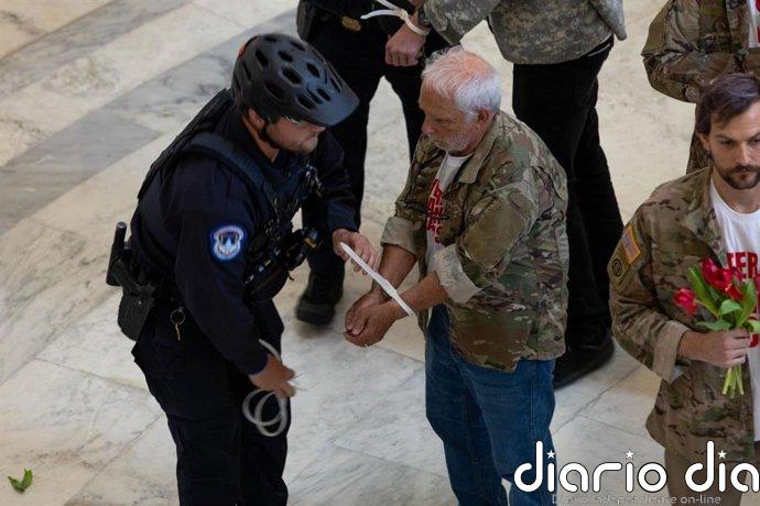 La Policía de EEUU detiene a decenas de veteranos del Ejército en una protesta contra la guerra de Irán