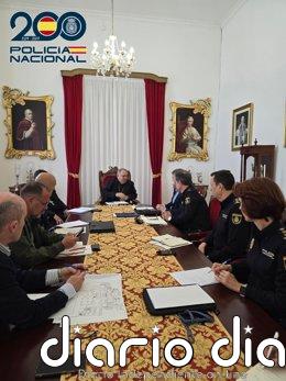 La Policía Nacional será la encargada de coordinar el dispositivo de seguridad de la visita del Papa a Canarias Mandos de la Policía Nacional con el obispo de la Diócesis de Canarias en un encuentro en el marco de la coordinación del dispositivo de seguridad con motivo de la visita del Papa a Canarias