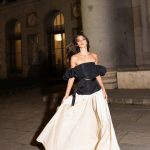 La primavera bajo el juego magistral con los patrones y volúmenes de Lorenzo Caprile