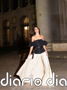 La primavera bajo el juego magistral con los patrones y volúmenes de Lorenzo Caprile