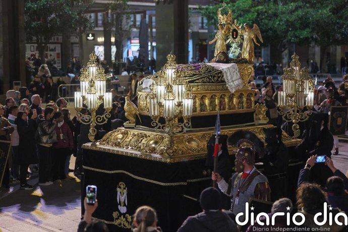 La procesión del Santo Entierro sobrecoge en el luto de Viernes Santo