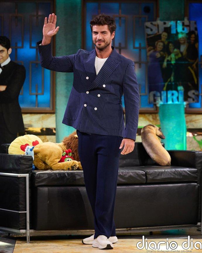 La raya diplomática de Maxi Iglesias en 'La Revuelta': el significado oculto que lo conecta con Aitana Sánchez-Gijón