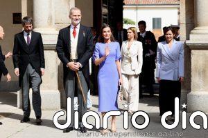 La Reina Letizia acapara todas las miradas con su vestido violeta en la entrega del Premio Cervantes a Gonzalo Celorio