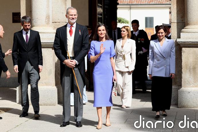La Reina Letizia acapara todas las miradas con su vestido violeta en la entrega del Premio Cervantes a Gonzalo Celorio