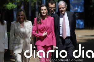 La Reina Letizia arrasa en Granada con un vibrante traje fucsia de estreno