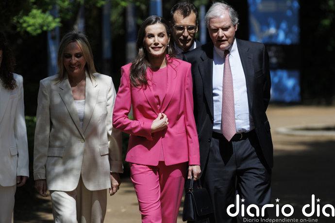 La Reina Letizia arrasa en Granada con un vibrante traje fucsia de estreno