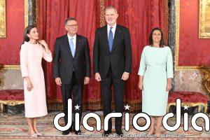 La Reina Letizia deslumbra con vestido rosa empolvado y pendientes vintage en su cita con la Primera Dama de Portugal