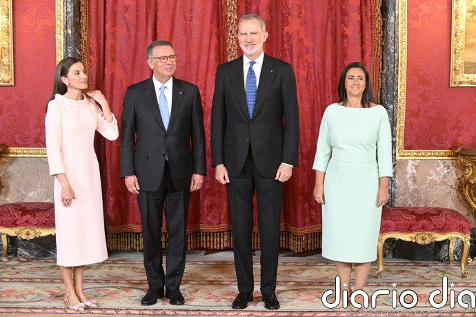 La Reina Letizia deslumbra con vestido rosa empolvado y pendientes vintage en su cita con la Primera Dama de Portugal