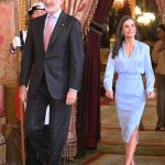 La Reina Letizia enamora en su cita con el mundo de las Letras con un total look 'azul bebé' inédito