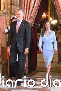 La Reina Letizia enamora en su cita con el mundo de las Letras con un total look 'azul bebé' inédito