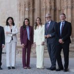 La Reina Letizia estrena la blusa con lazo pussy-bow perfecta y reinventa su traje viral burgundy de Bleis Madrid