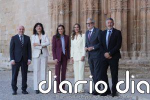 La Reina Letizia estrena la blusa con lazo pussy-bow perfecta y reinventa su traje viral burgundy de Bleis Madrid