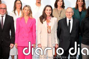 La Reina Letizia pone luz a un día gris con un sofisticado estreno que grita primavera a raudales