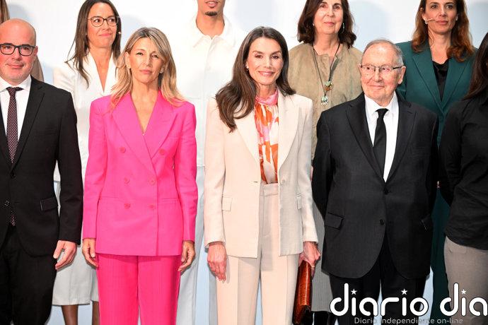 La Reina Letizia pone luz a un día gris con un sofisticado estreno que grita primavera a raudales
