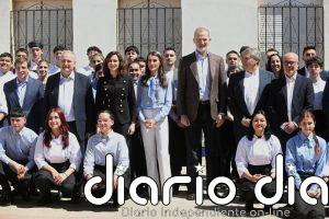 La Reina Letizia rescata su blusa azul con maxi lazo y confirma su idilio con la tendencia más romántica de la primavera