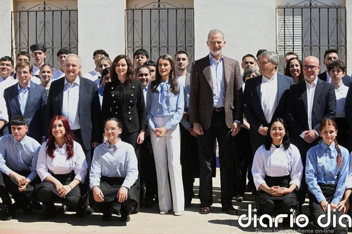 La Reina Letizia rescata su blusa azul con maxi lazo y confirma su idilio con la tendencia más romántica de la primavera