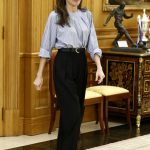 La Reina Letizia rescata un look infalible de básicos en su reaparición tras revelar el destino de la Princesa Leonor