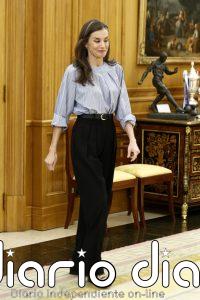 La Reina Letizia rescata un look infalible de básicos en su reaparición tras revelar el destino de la Princesa Leonor