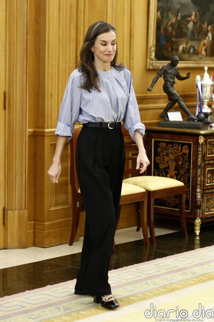 La Reina Letizia rescata un look infalible de básicos en su reaparición tras revelar el destino de la Princesa Leonor