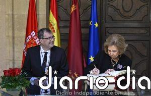 La Reina Sofía deja su huella en Murcia firmando en el Libro de Oro del Ayuntamiento