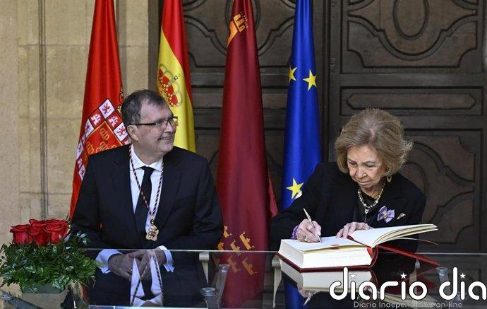 La Reina Sofía deja su huella en Murcia firmando en el Libro de Oro del Ayuntamiento