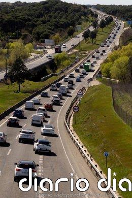 La segunda fase de la Operación de Semana Santa arranca circulación irregular en Madrid, Barcelona y Sevilla Decenas de vehículos durante la operación salida por las vacaciones de Semana Santa, en la A-5.