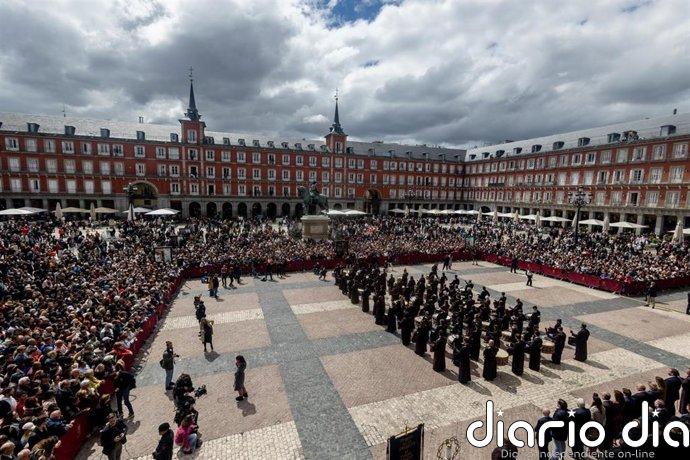La tamborrada en la Plaza Mayor pone el broche final este Domingo de Resurrección a la Semana Santa en Madrid