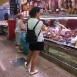 La tasa de ahorro de los hogares baja al 12% en 2025 tras disparar su gasto en consumo un 6,2%