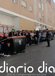 La tranquilidad de las sedes de Correos contrasta con las colas de ONG que atienden a migrantes para la regularización