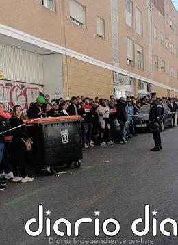La tranquilidad de las sedes de Correos contrasta con las colas de ONG que atienden a migrantes para la regularización