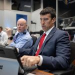 La tripulación del Artemis II se prepara para el encendido de los motores que los llevará fuera de órbita terrestre