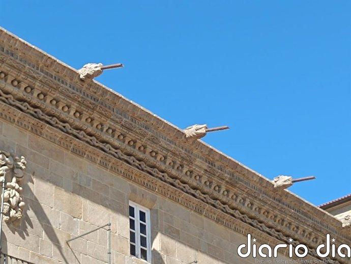 La Xunta y arquitectos reformularán los tubos de las gárgolas del Hostal, para reducir el impacto visual