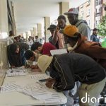 Largas colas en varias comunidades y normalidad en otras en el arranque presencial de la regularización de migrantes