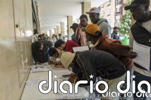 Largas colas en varias comunidades y normalidad en otras en el arranque presencial de la regularización de migrantes