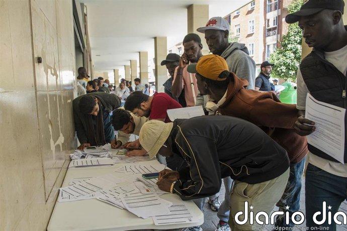 Largas colas en varias comunidades y normalidad en otras en el arranque presencial de la regularización de migrantes