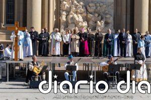 Las campanas y las jotas coronan el Encuentro de la Virgen de la Esperanza y el Cristo Resucitado en la plaza del Pilar