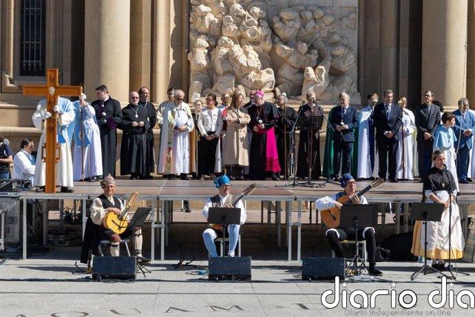 Las campanas y las jotas coronan el Encuentro de la Virgen de la Esperanza y el Cristo Resucitado en la plaza del Pilar