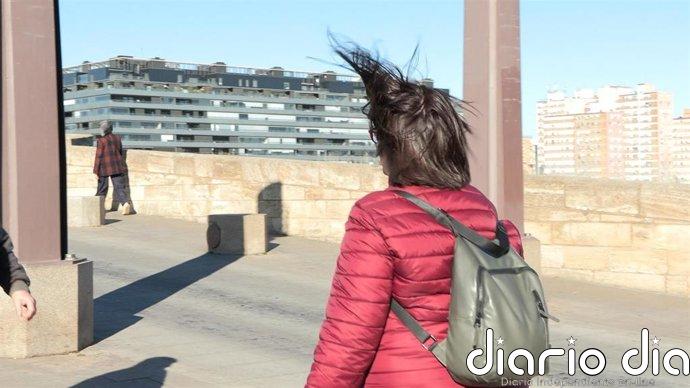 Las temperaturas volverán a bajar este lunes y se mantendrán activos avisos por lluvia y viento en cinco comunidades