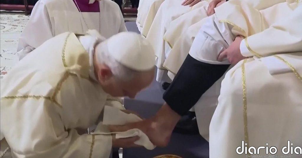 León XIV lava los pies de 12 sacerdotes romanos durante la ceremonia de Jueves Santo
