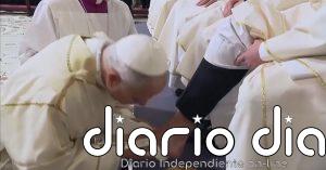 León XIV lava los pies de 12 sacerdotes romanos durante la ceremonia de Jueves Santo