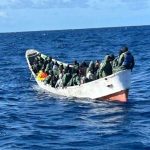 Llega al puerto de La Estaca (El Hierro) un cayuco por sus propios medios