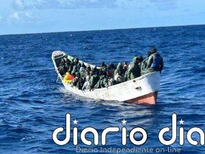 Llega al puerto de La Estaca (El Hierro) un cayuco por sus propios medios